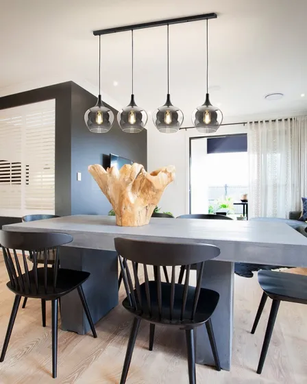 Candeeiro de teto Opaz com quatro pendentes de vidro sobre ilha de cozinha