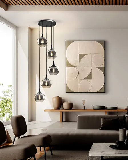 Candeeiro de teto Opaz 5L com cinco pendentes de vidro em sala contemporânea