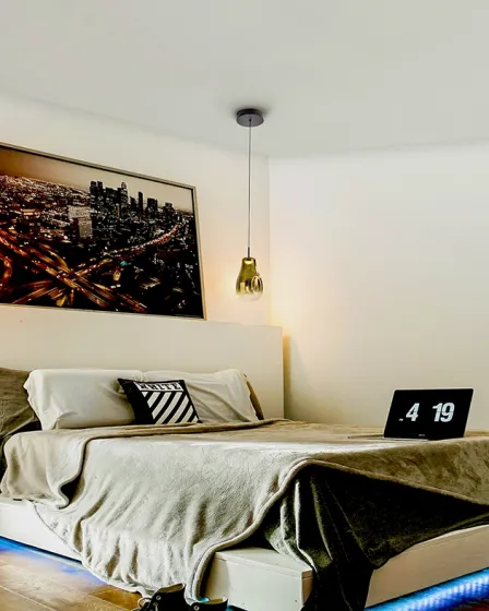 Candeeiro suspenso Aledis em vidro dourado sobre cabeceira de quarto moderno