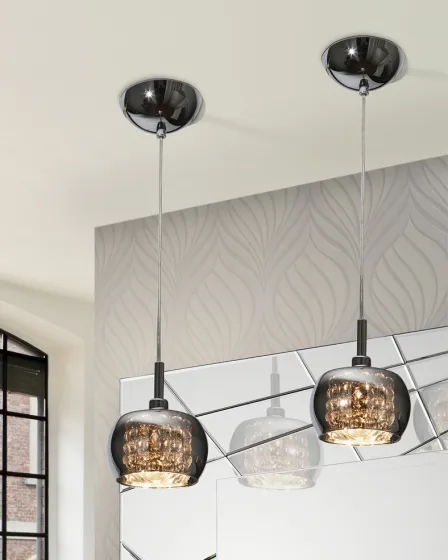 Candeeiro suspenso Arian com dois globos de vidro fumado e estrutura metálica cromada