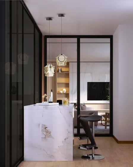 Candeeiro suspenso Indrid dourado com globos de vidro sobre bancada de mármore