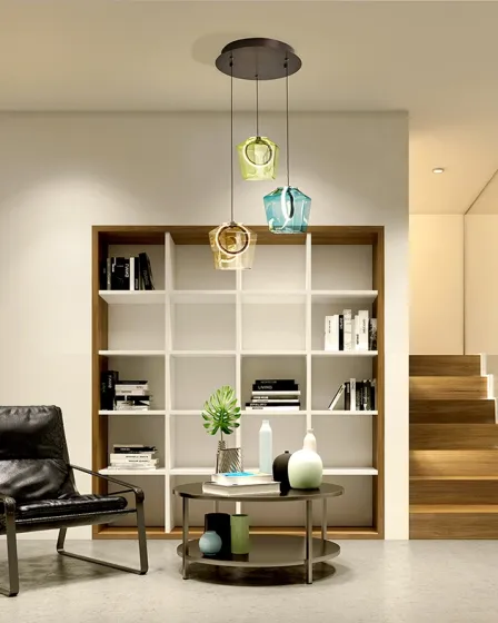 Candeeiro de teto Ingrid 3L com três pendentes coloridos sobre mesa de centro