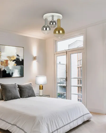 Plafon Matices com três globos metálicos prateado e dourado em quarto luminoso