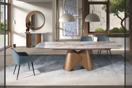 Mesa extensível Lunar porcelânica com tampo marmoreado e base escultórica dourada