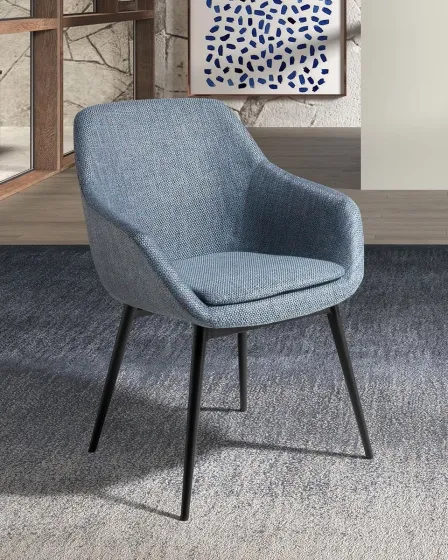 Cadeira lunar azul estofada com braços e pés metálicos pretos