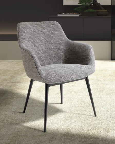 Cadeira Lunar Cinzenta estofada, com braços e pernas metálicas pretas