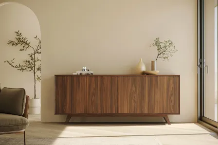 Aparador Lima em madeira com portas lisas, vasos e objectos decorativos