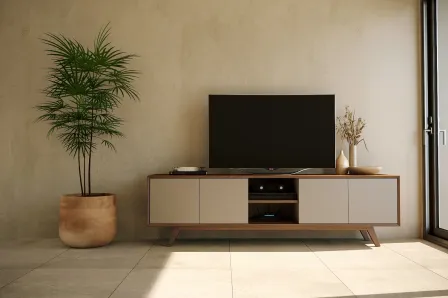 Móvel TV Lima em madeira clara com televisão, prateleira central e vasos decorativos