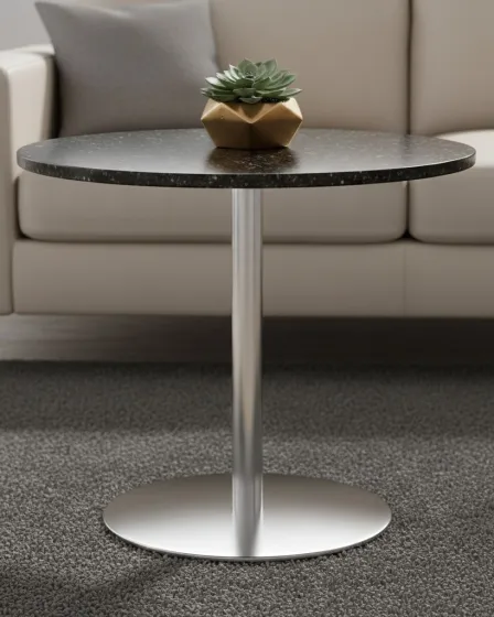 Mesa de apoio Zimbabwe 3 cm com tampo preto, base metálica prateada e suculenta