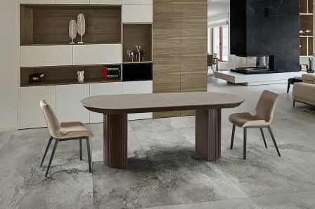 Mesa extensível Irati oval em madeira com pés canelados e duas cadeiras bege