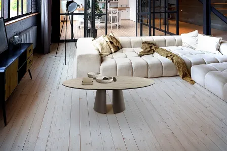 Mesa de centro Samara redonda em madeira clara com base dupla cónica em sala contemporânea