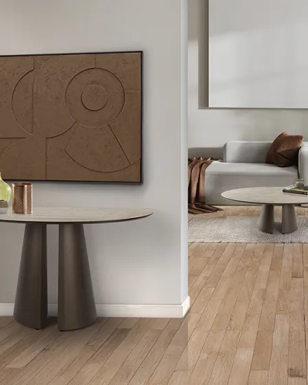 Consola Samara redonda com tampo claro e base pedestal dupla junto a parede