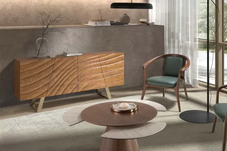Aparador Ondel em madeira com frentes onduladas e pés metálicos numa sala contemporânea