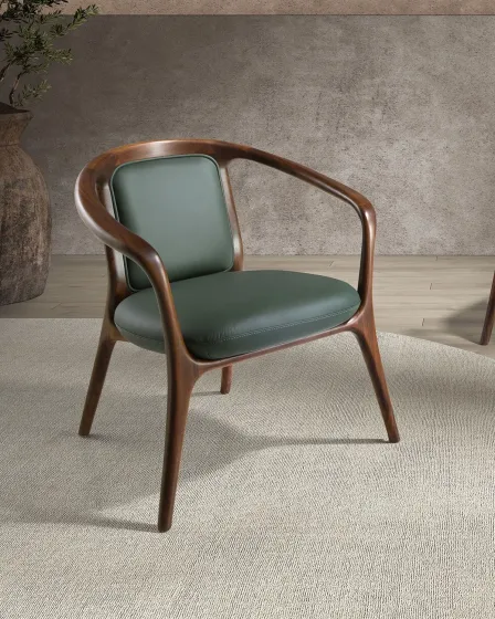 Cadeirão Ondel em madeira escura com estofos verdes e estrutura curva