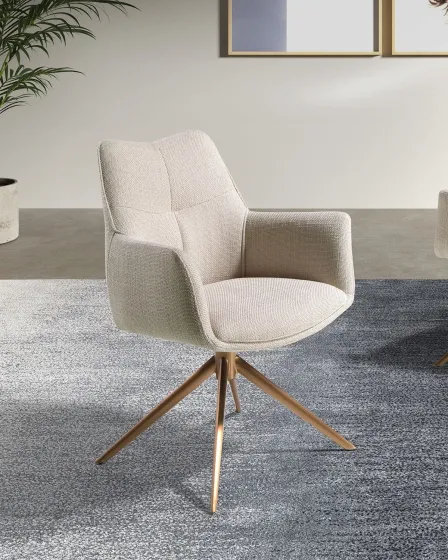 Cadeira giratória Vidal bege estofada com base metálica dourada e braços