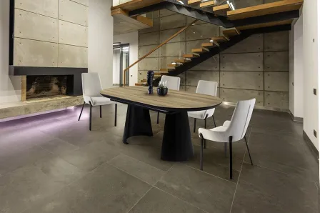 Mesa de jantar extensível Capri em madeira com base preta e quatro cadeiras brancas