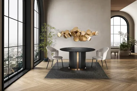 Mesa de jantar Zolo redonda preta com base central, duas cadeiras e escultura dourada