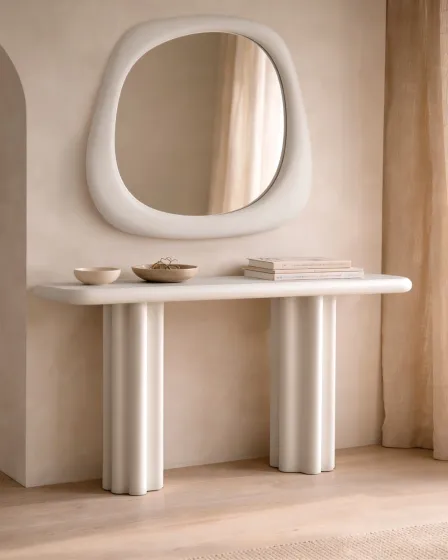 Consola branca com espelho oval e pés cilíndricos em ambiente neutro