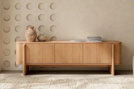 Móvel TV Sidney New em madeira clara com três portas e vasos decorativos