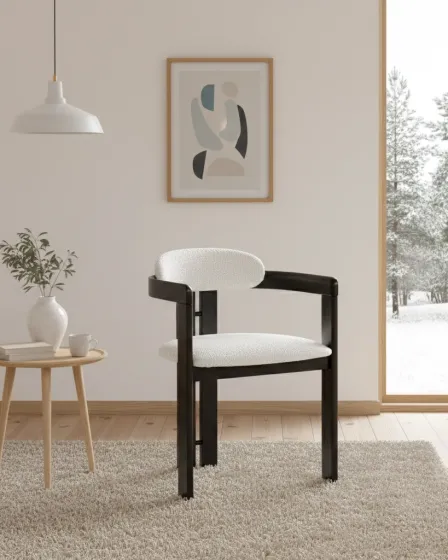 Cadeira Eiden em madeira escura com estofos brancos junto a mesa lateral