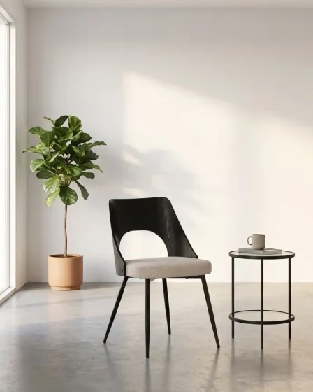 Cadeira Gilda Mo preta com assento bege, mesa lateral redonda e vaso de planta