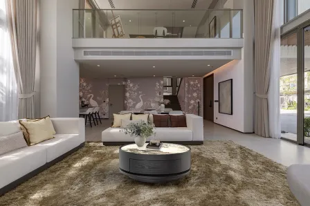 Mesa de centro Iza redonda cinzenta com vaso e revista em sala moderna