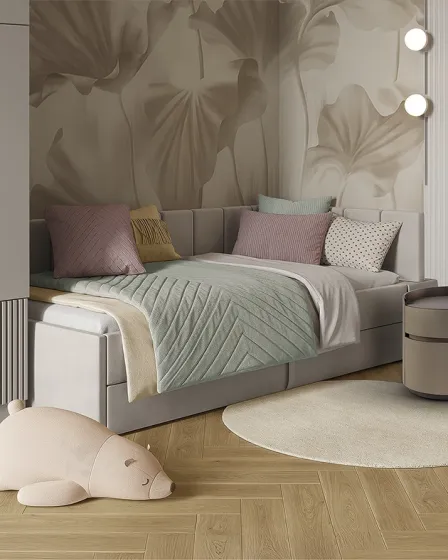 Mesa de cabeceira Cirze cilíndrica em madeira clara ao lado de cama cinzenta