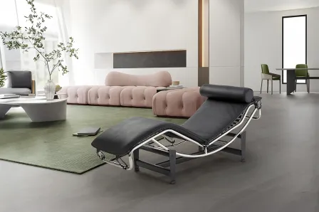 Chaise longue Leco em pele preta com estrutura cromada numa sala moderna