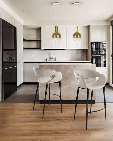 Banco alto giro bege estofado com pernas metálicas pretas e apoio para os pés