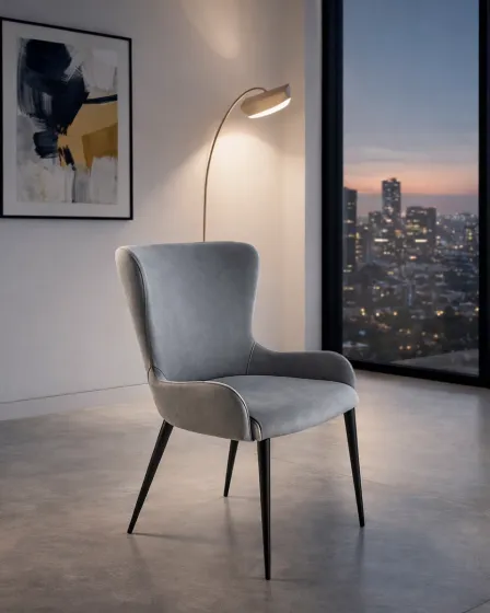 Cadeira Telma cinzenta estofada com pernas pretas em sala junto a janela urbana