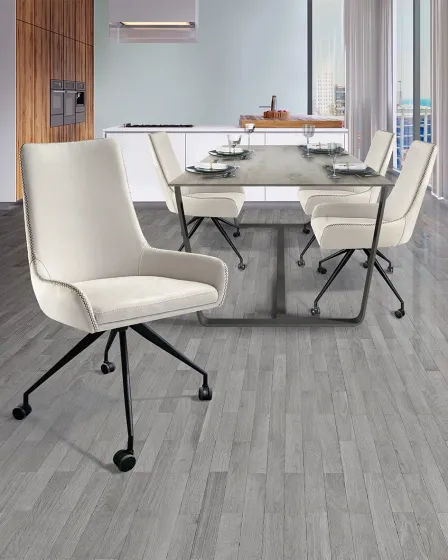 Cadeira de escritório Diane bege com base preta e rodízios, em sala moderna