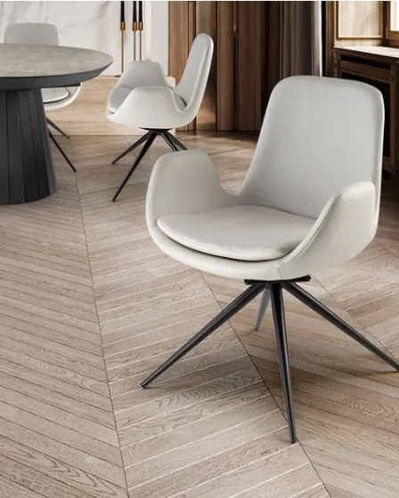 Cadeira Zuna branca com estofado curvo e base metálica preta em sala de jantar