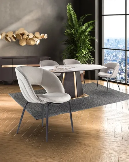 Cadeira Nim cinzenta estofada com pernas metálicas numa sala de jantar moderna