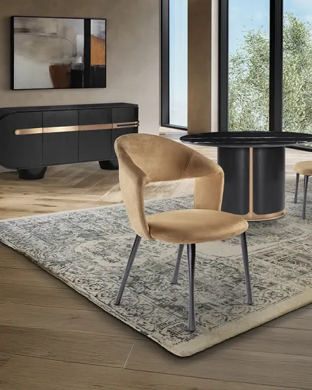 Cadeira Willy bege com costas curvas e pés metálicos, em sala de jantar junto a mesa redonda