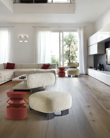 Cadeirão Topaz redondo em tecido bouclé branco numa sala de estar moderna