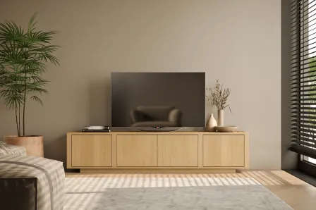 Móvel TV dual em madeira clara com televisão e decoração minimalista