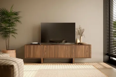 Móvel TV dual com pés em madeira com televisão e vasos decorativos