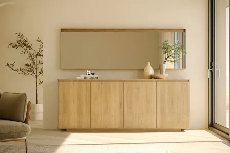 Aparador nórdico em madeira clara com espelho horizontal e vasos decorativos