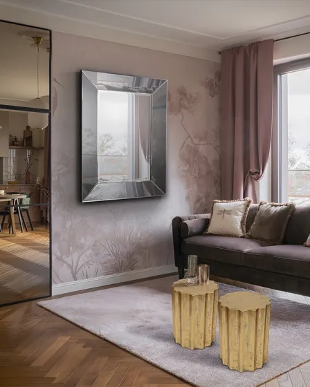 Mesa de apoio estriada em madeira clara, duas peças junto a sofá