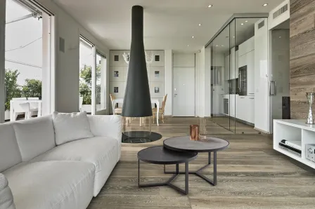 Conjunto de 2 mesas de centro Naira pequenas com tampos redondos cinzentos e base preta