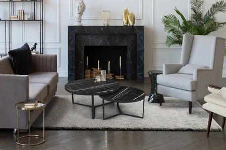 Conjunto de 2 mesas de centro redondas com tampo preto mármore e estrutura metálica, em sala elegante