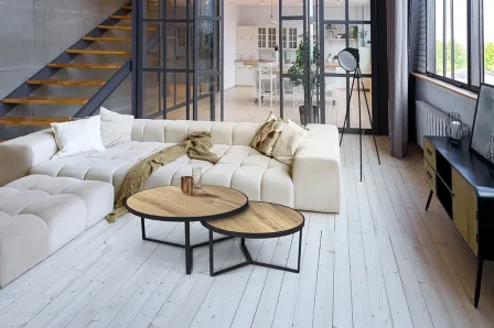 Conjunto de 2 mesas de centro Naira MD com tampos de madeira e pés metálicos pretos junto a sofá