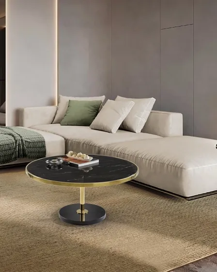 Mesa de centro Dekala redonda com tampo preto e aro dourado numa sala moderna
