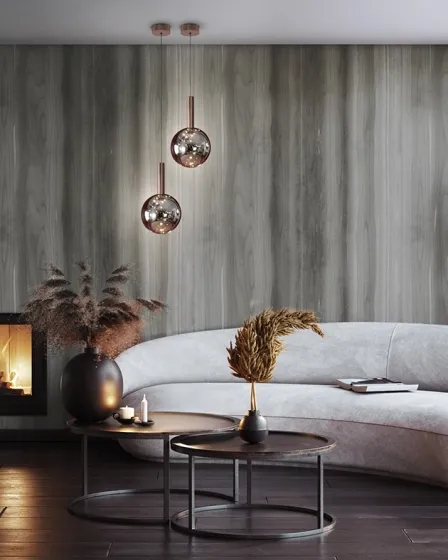 Candeeiro de teto Sapore com dois pendentes esféricos em vidro refletor sobre sofá.