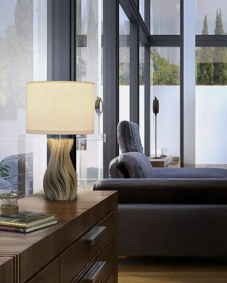 Candeeiro de mesa Merlin com base texturada em madeira e cúpula bege numa sala