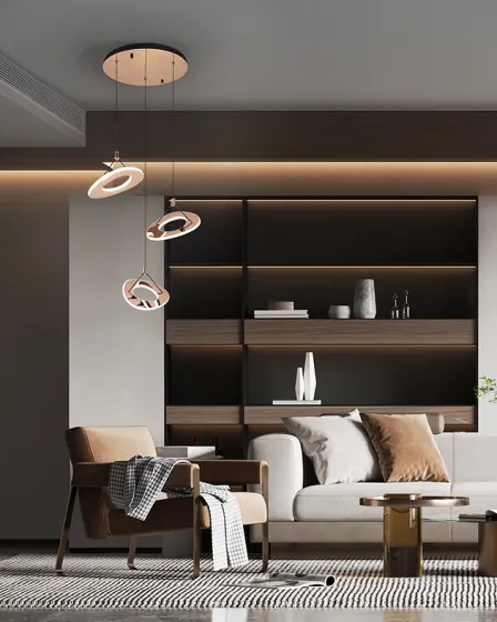 Candeeiro de teto Mirena 3L com três anéis suspensos sobre sofá em sala moderna