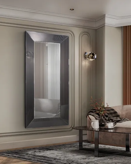 Espelho Roma Smoke retangular com vidro fumado e moldura facetada em sala