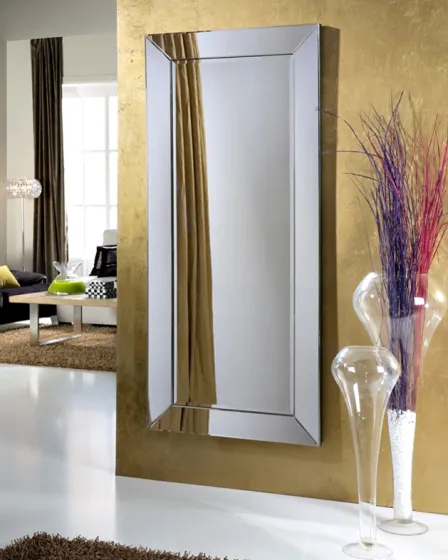 Espelho Roma GR retangular com moldura prateada numa parede dourada