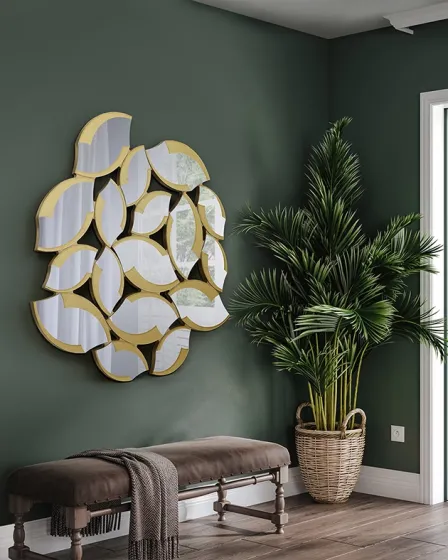 Espelho Sandal dourado com peças em forma de pétala montado numa parede verde