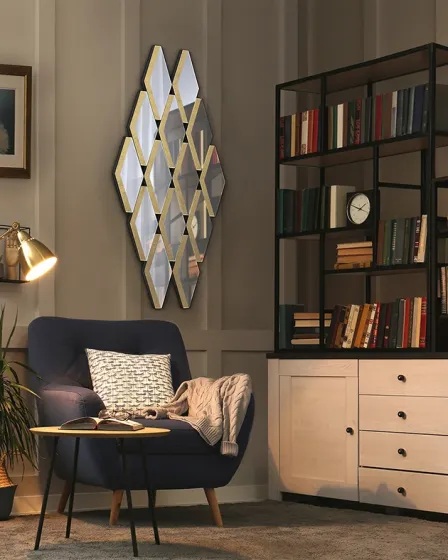 Espelho Romulo em mosaico de losangos, pendurado na parede de sala contemporânea